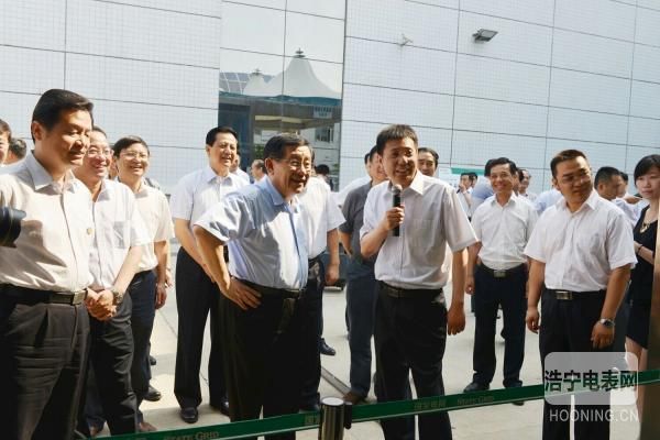 全國(guó)政協(xié)副主席萬(wàn)鋼調(diào)研許繼集團(tuán)科技創(chuàng)新工作