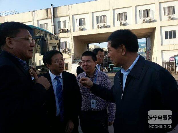 江西省常委、常務(wù)副省長莫建成參觀由科陸電子參與建設(shè)的國內(nèi)首個(gè)民間資本投資新能源汽車充電站