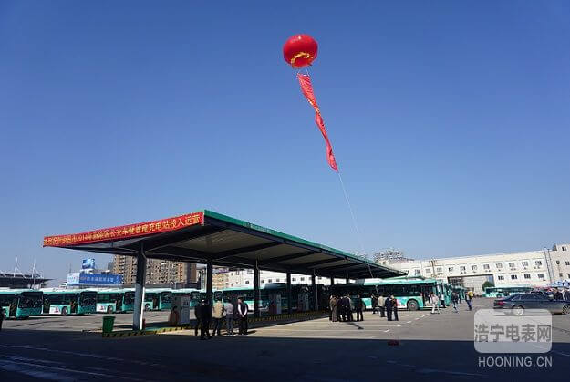 江西省常委、常務(wù)副省長莫建成參觀由科陸電子參與建設(shè)的國內(nèi)首個(gè)民間資本投資新能源汽車充電站